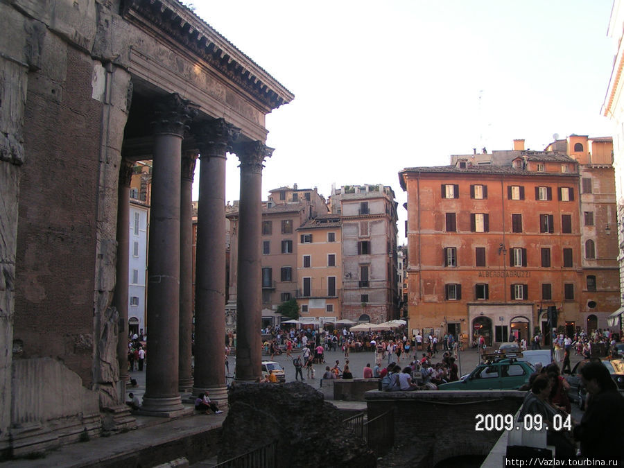 Боковой вид на здание и площадь перед ним Рим, Италия