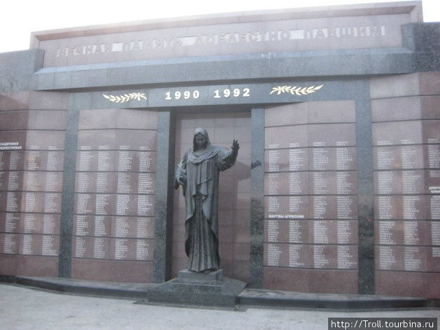 Центральная часть мемориала, и скорбящая женская фигура Тирасполь, Приднестровская Молдавская Республика