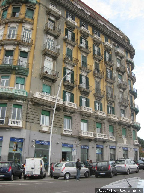 Здания такой архитектуры на таких набережных попадаются по всему Средиземноморью, и теперь понятно, где корни этого явления Неаполь, Италия