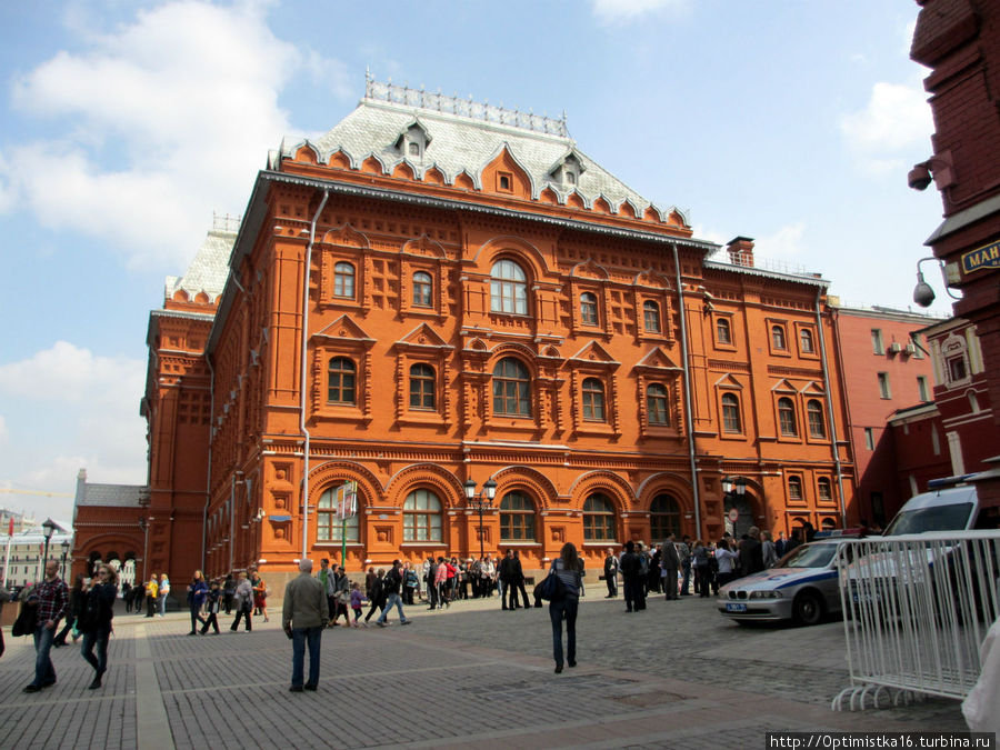 1890—1892 — по инициативе выборного городского головы Москвы Н. А. Алексеева архитектор Д. Н. Чичагов строит на Воскресенской площади здание Московской Городской Думы.
1892—1917 — в здании располагается центр городского самоуправления (Московская Городская Дума).
1924, 31 мая — вскоре после смерти Ленина (21 января) решением XIII съезда РКП(б) был создан «Музей В. И. Ленина».
С 2005 года филиал ГИМа «Музей Ленина» находится на реконструкции. (из Википедии) Москва, Россия