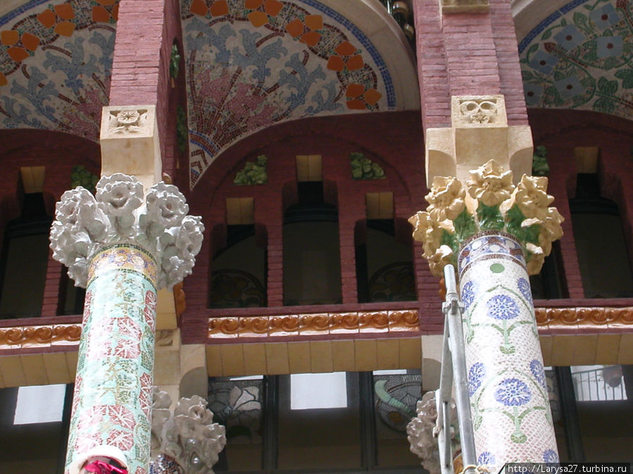 Многоцветные мозаичные колонны Барселона, Испания