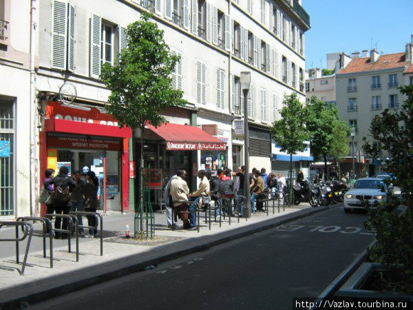 Улочка с ресторанами Париж, Франция