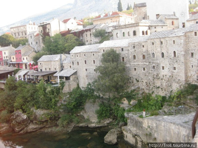 Суровая стена турецких построек по берегу Мостар, Босния и Герцеговина