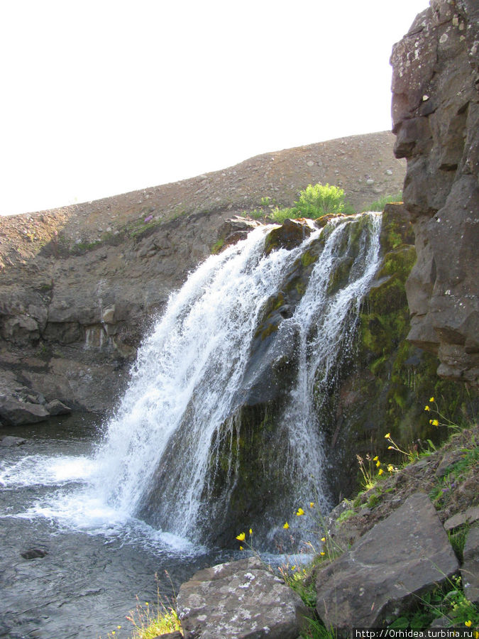 безымянный водопад на одной из сотен мелких речек Исландия