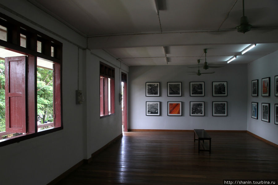 Фотовыставка на территории Королевского дворца Луанг-Прабанг, Лаос