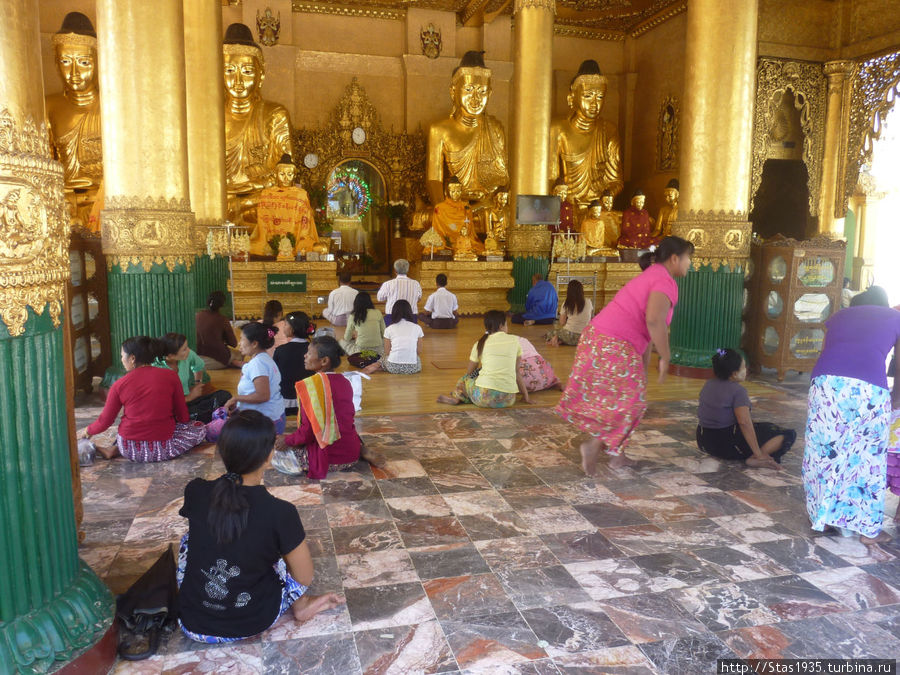 Янгон. Пагода Шведагон. Один из храмов пагоды. Янгон, Мьянма