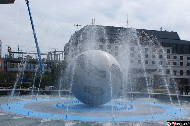 Работающий фонтан на площади Ходжова. Чудо? Братислава, Словакия