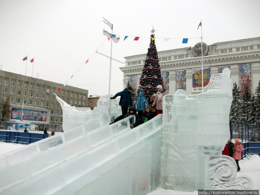 Ледяной городок на площади Советов в Кемерово. Кемеровская область, Россия