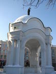 Памятник-фонтан Самсон с солнечными часами