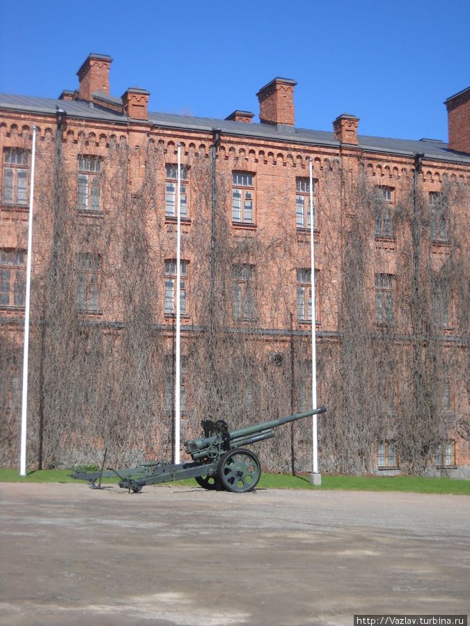 Здание музея и плац перед ним Хяменлинна, Финляндия