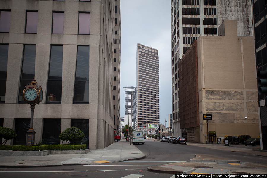 Прогулку по Орлеану я решил начать с самого центра — Даунтауна. И вроде бы всё как обычно, высокие здания офисных центров... Новый Орлеан, CША