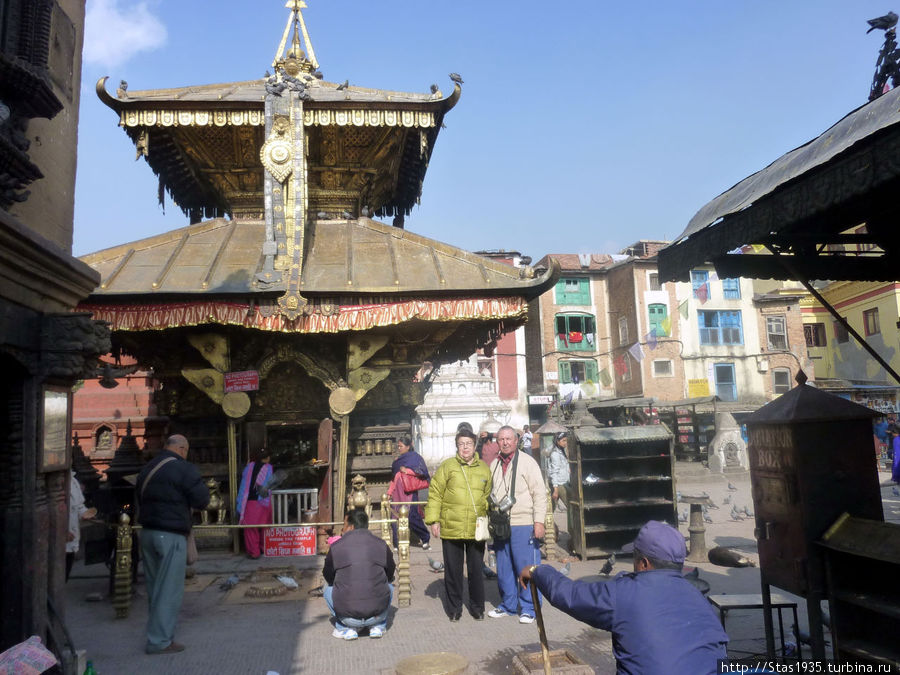 Катманду. Храмовый комплекс Сваямбунатх.Храм богини Харати.