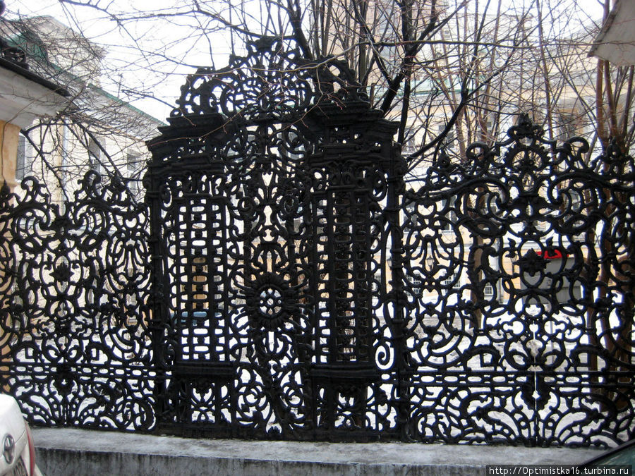 Здесь самое красивое — литая ограда. Москва, Россия