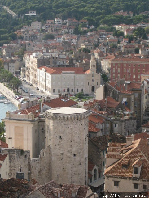 И крыши, и замковая стена, и собор Сплит, Хорватия