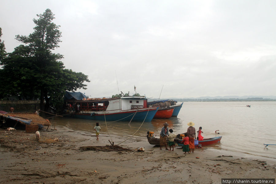 Причал на реке Иравади Мандалай, Мьянма