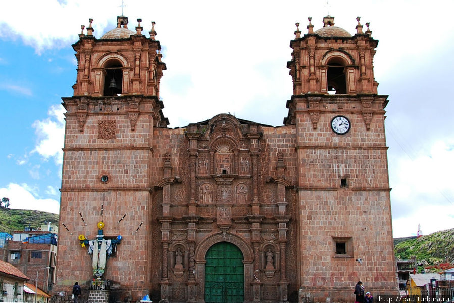 Главный Собор Пуно был построен в XVII веке перуанцем Симоном де Асто Пуно, Перу