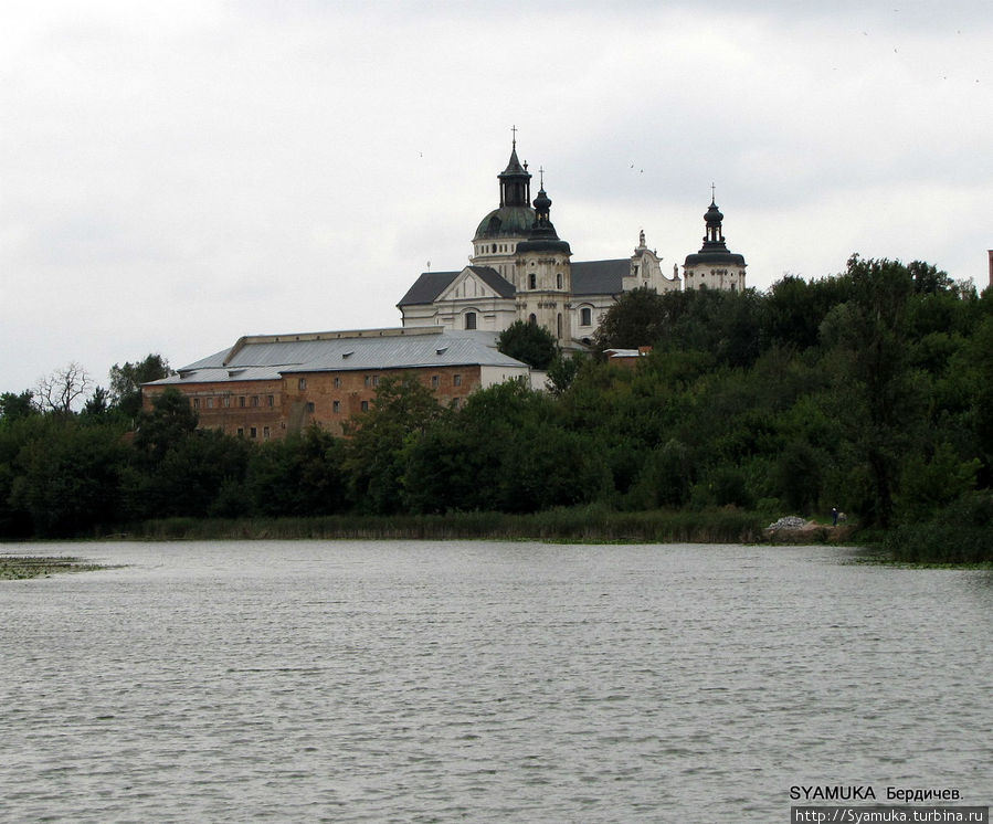 Во время боевых действий 1941-1944 гг.монастырь получил значительные разрушения. В послевоенный период большая часть его была отреставрирована. Бердичев, Украина