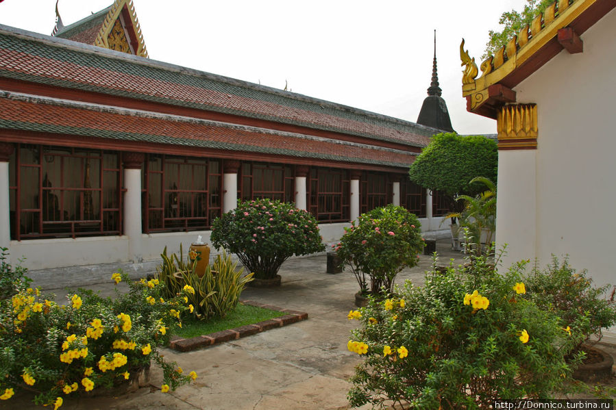 дворик с цветами внутри вата Пхитсанулок, Таиланд