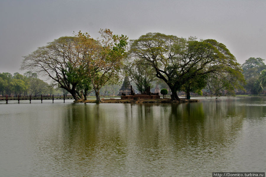 В тени деревьев исторического парка Сукхотай, Таиланд