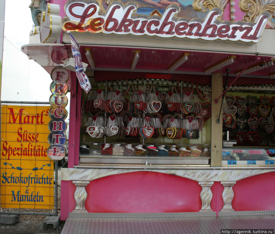 Сердечки-пряники — не каждом фестивале их множество Мюнхен, Германия