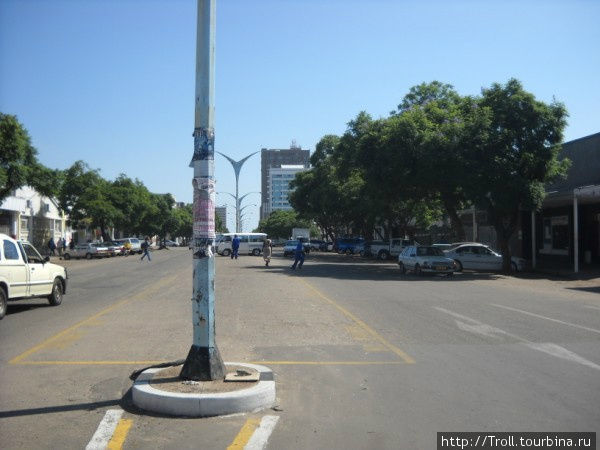 Широченная и почти пустая улица — таких тут много Булавайо, Зимбабве