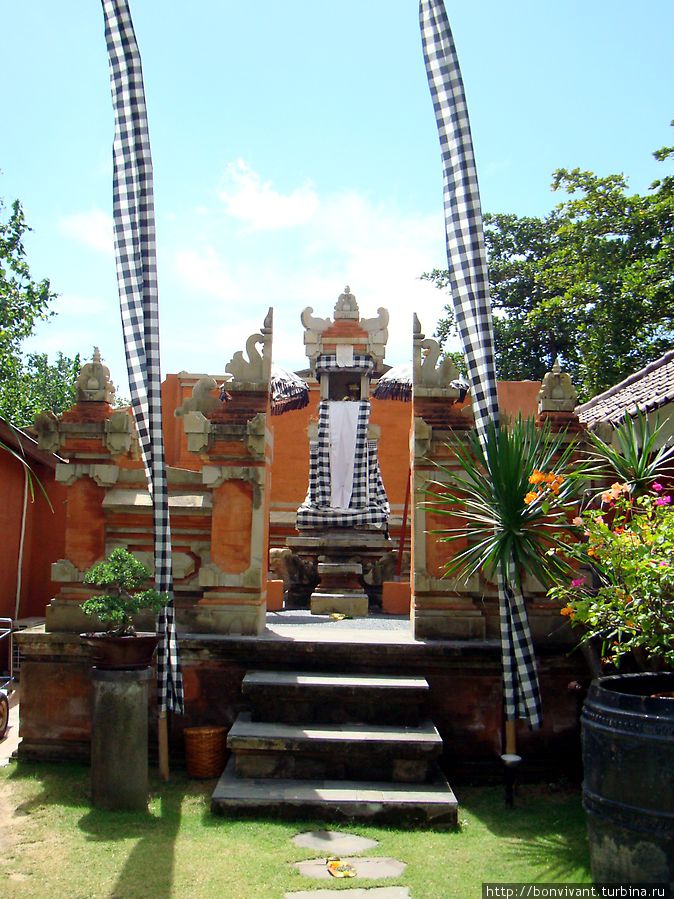 Храм при отеле Джимбаран, Индонезия