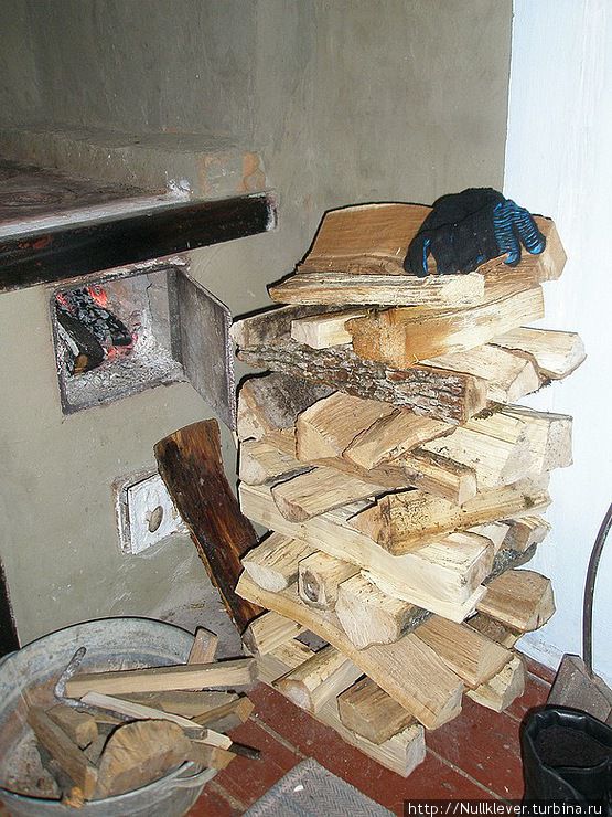 печка с дровами, нужно постоянно поттапливать, не то ночью замерзаешь Мезмай, Россия