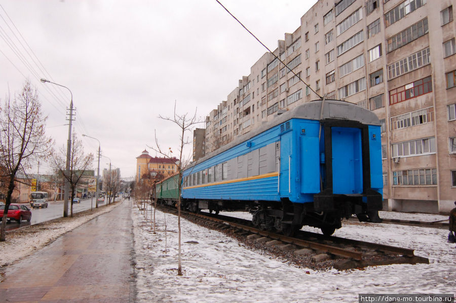 Паровоз с вагонами на Вокзальной улице Белгород, Россия