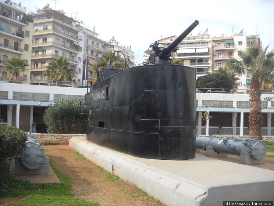 Рубка подводной лодки перед входом Пирей, Греция