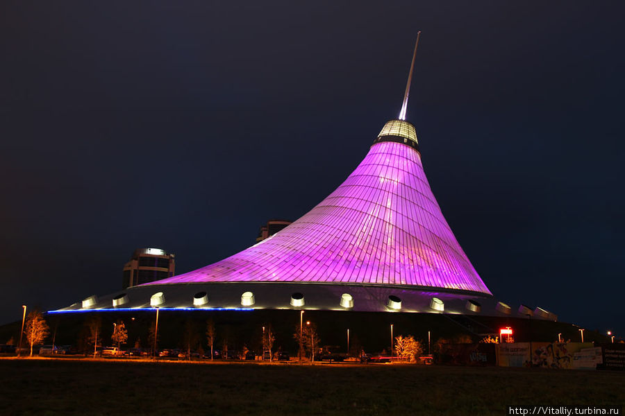 Торгово-развлекательный центр Хан шатыр ночью Казахстан