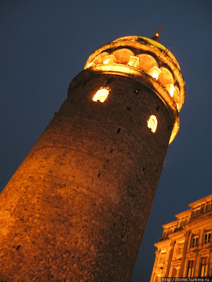 Красивая ночная подсветка башни