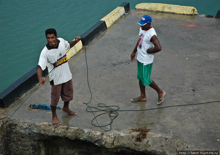 Портовые рабочие. Папуа, Индонезия
