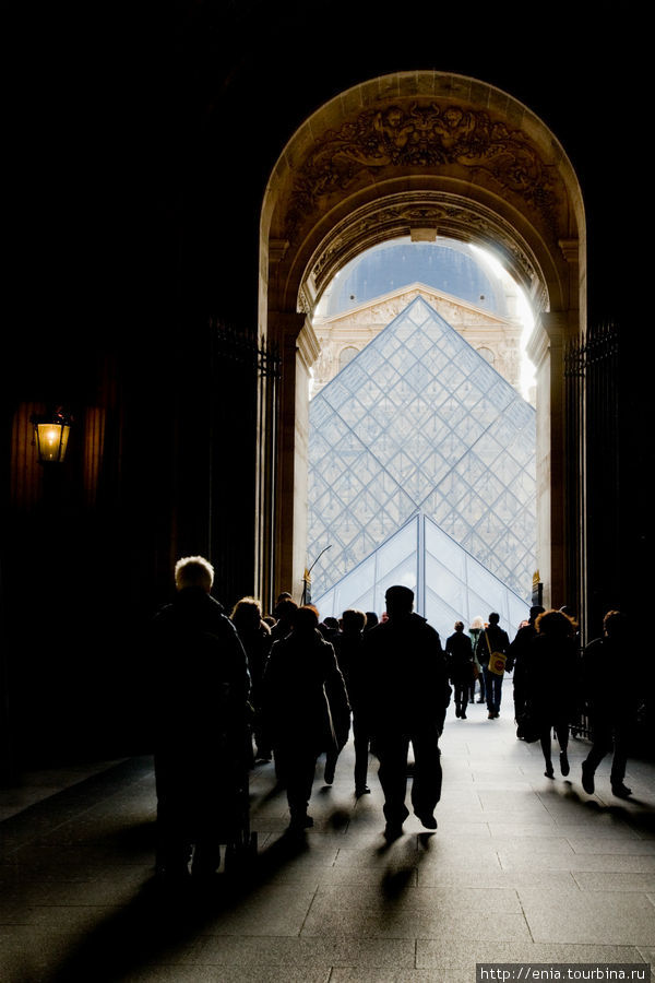 Лувр - массовое прикосновение к прекрасному... Париж, Франция