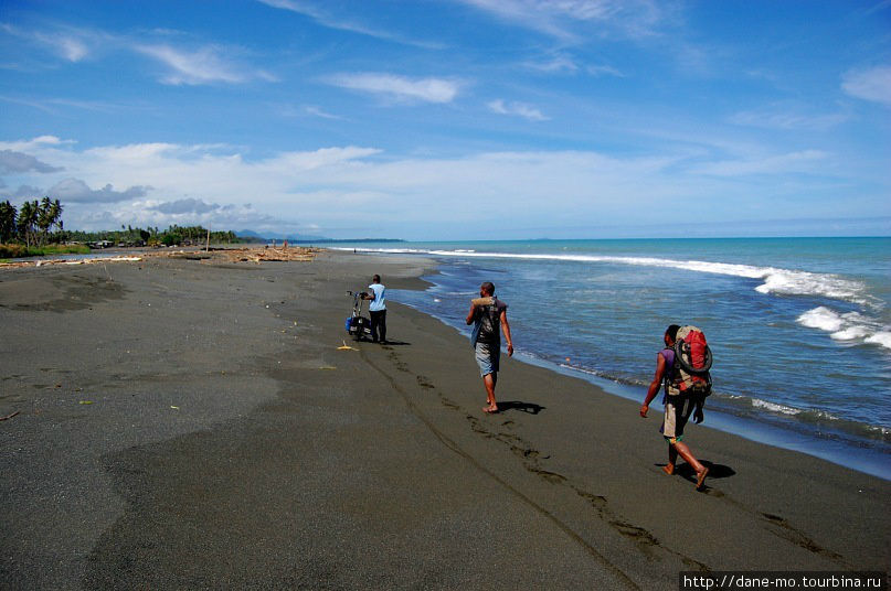 На второй день байк пришлось толкать 22 км из-за слишком рыхлого песка. Жители редких деревень пару раз помогли нести рюкзак и толкать байк пару километров Папуа-Новая Гвинея