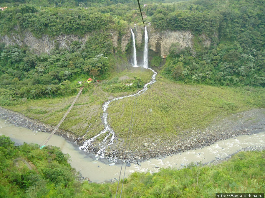 Первый клевый водопад — Manto de la Novia, состоит из 2 водопадов высотой 40 метров. Клевое в нем не только то, что он красивый, сильный и двойной, но еще и то, что его можно облазить со всех сторон. Баньос, Эквадор