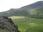а с другой стороны обычный маленький исландский хутор