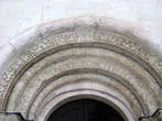 Идеальная картина творения средневековых зодчих на арке над входом в храм