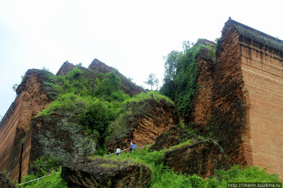 Через этот обвалившийся угол по лестнице наверх поднимаются туристы Мингун, Мьянма
