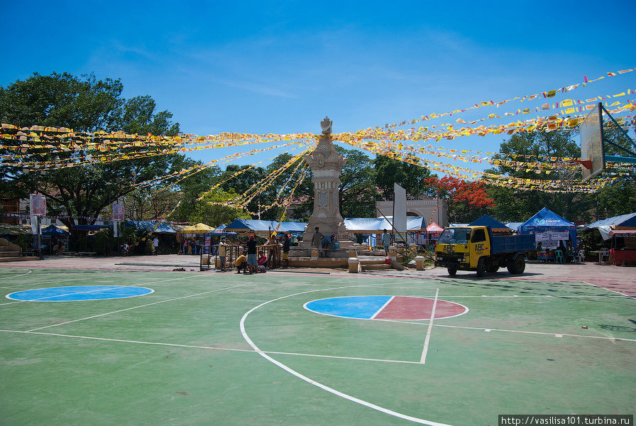Одна из главных площадей используется в том числе и для спорта Виган, Филиппины