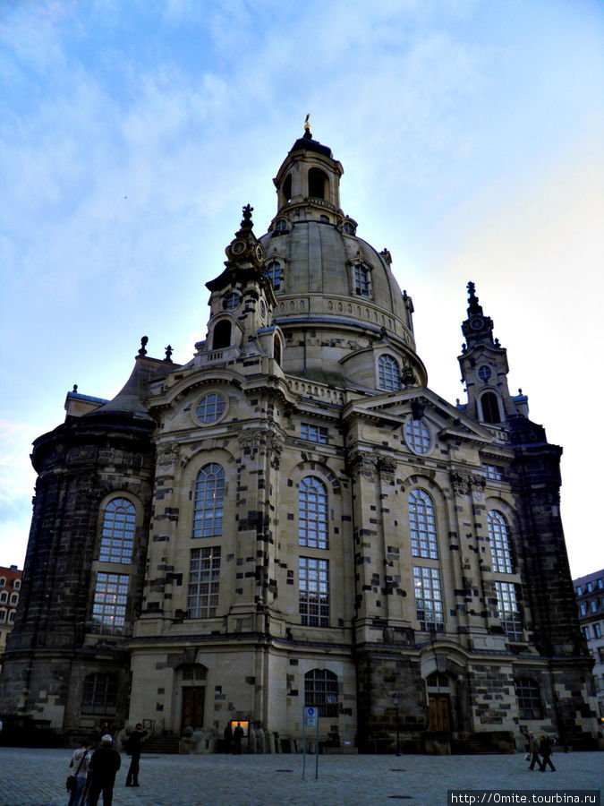 Фрауэнкирхе — символ города. Она считается самой значительной протестантской церковью Германии. Во время бомбардировки Дрездена была полностью разрушена и долгие годы стояла в руинах и восстанавливать ее не собирались, но после воссоединения Германии было принято решение о восстановлении символа. Темные камни на фасаде церкви — это камни, уцелевшие после бомбежки. Дрезден, Германия
