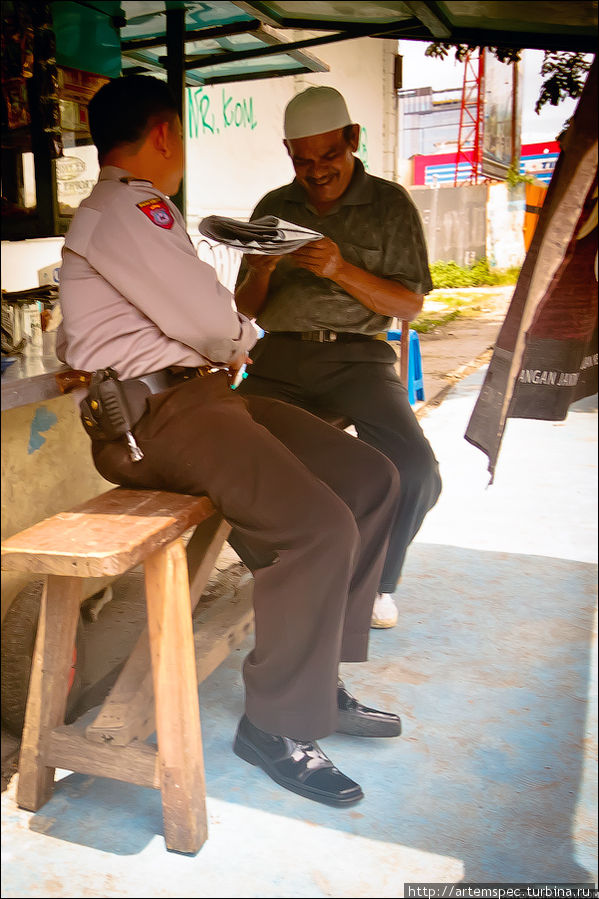 Полисмен и его друг. Обратите внимание на шикарный револьвер в кобуре. Медан, Индонезия