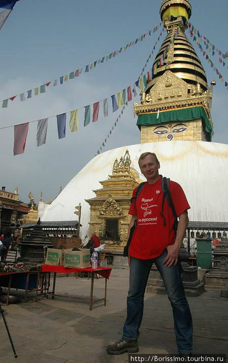 Автор фотографий на вершине холма Сваямба — сюда ведут 365 ступеней (по количеству дней в году), и на каждой нужно вспоминать какой-нибудь грех. Мы не слишком усердствовали в этом, и поэтому поднялись довольно быстро. Непал