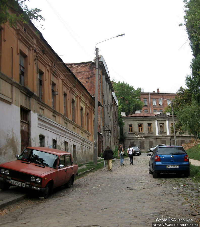 Здание синагоги загораживают жилые дома и всякие-разные гаражи-сараи. Подхода к ней с этой стороны нет. Харьков, Украина