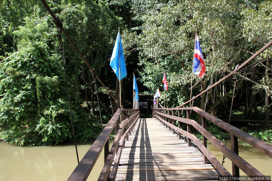 По мосту через реку, к Рыбной пещере Мае-Хонг-Сон, Таиланд