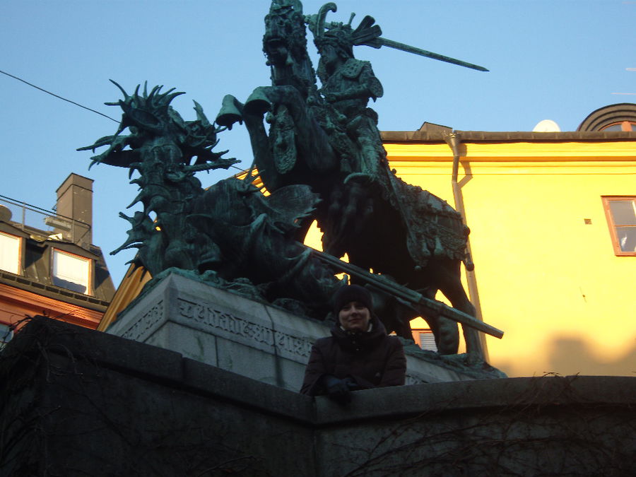 Георгий крушит дракона. А дракон собран из лосиных рогов. Стокгольм, Швеция