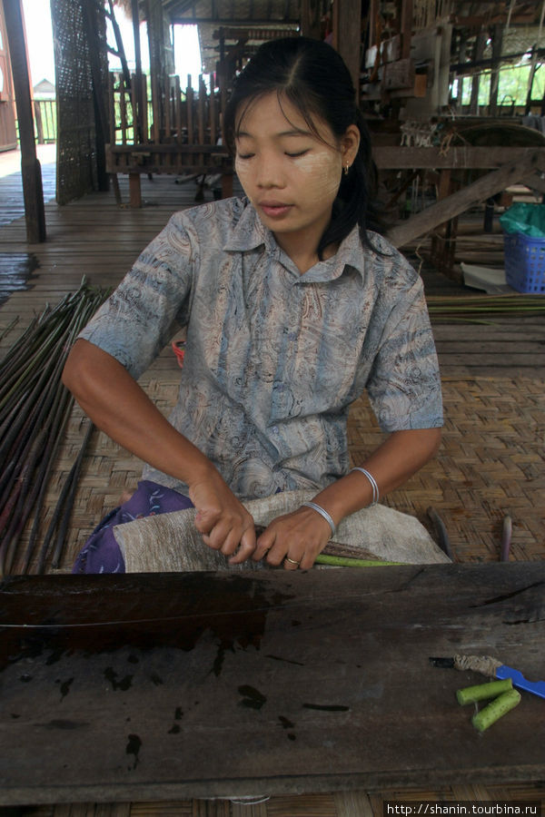 Ручная работа — со стеблями лотоса Ньяунг-Шве, Мьянма