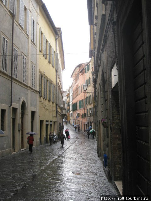 Еще один перепад высот на отдельно взятой улице Сиена, Италия