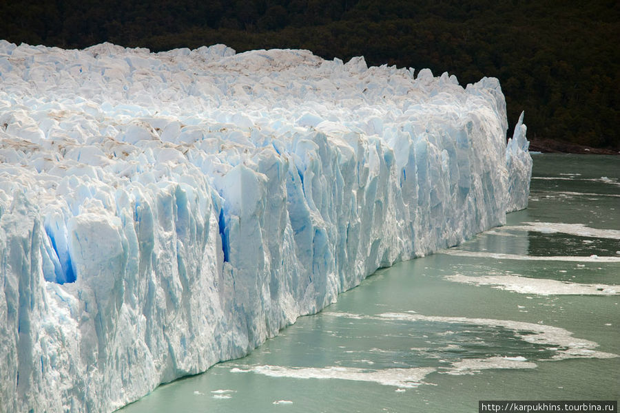 Поражает то, что передовая часть ледника всегда сохраняет форму вертикальной стены. При этом она постоянно осыпается и обновляется. Всё же это чудо природы. Лос-Гласьярес Национальный парк, Аргентина