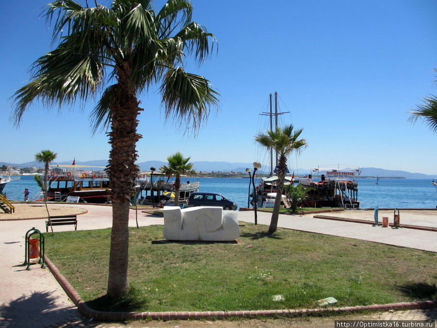 Набережная, порт, парк и странные скульптуры... Дидим, Турция
