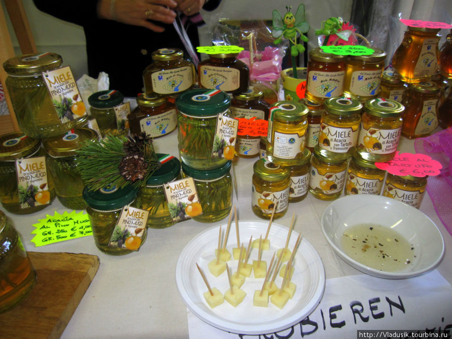 Очень вкусный мед с сосновыми иголками Тиньяле, Италия